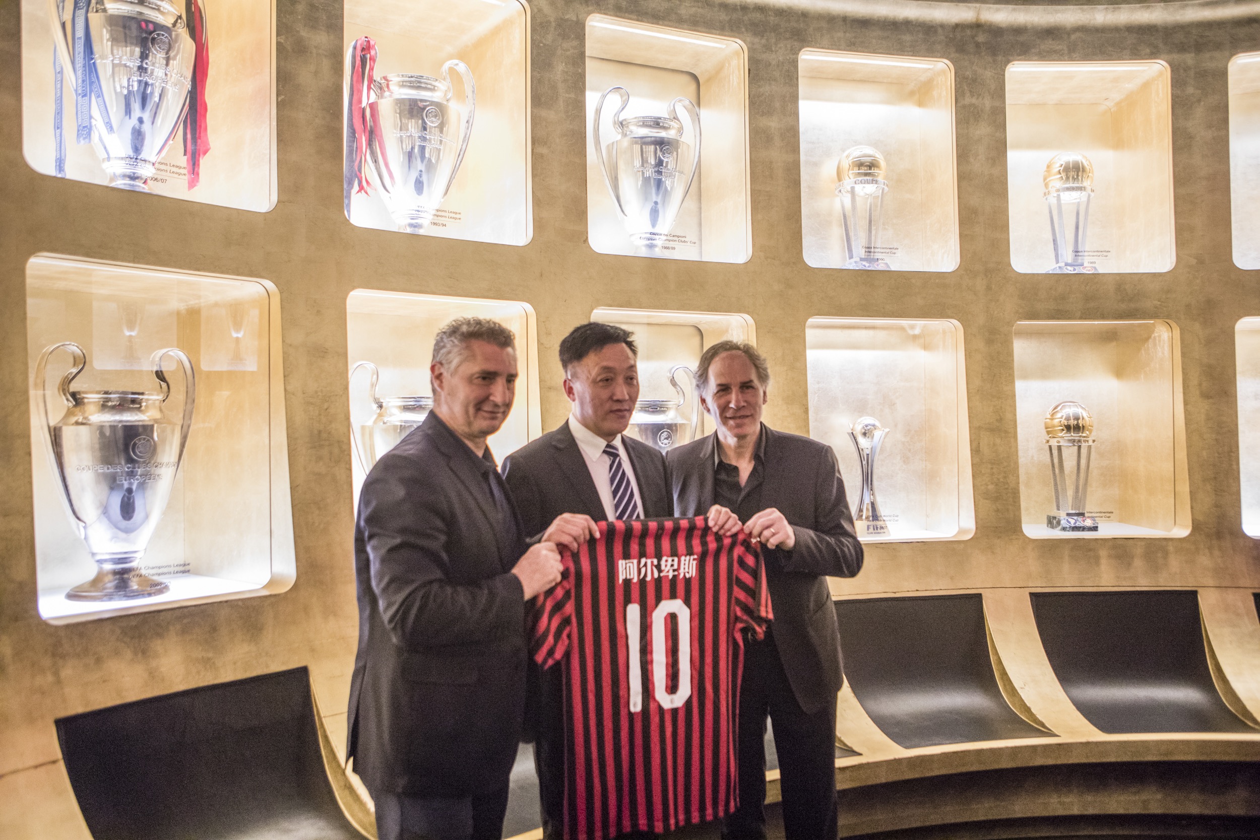 安东尼·戴维斯强烈否认左手手术传闻，独行侠未来存疑